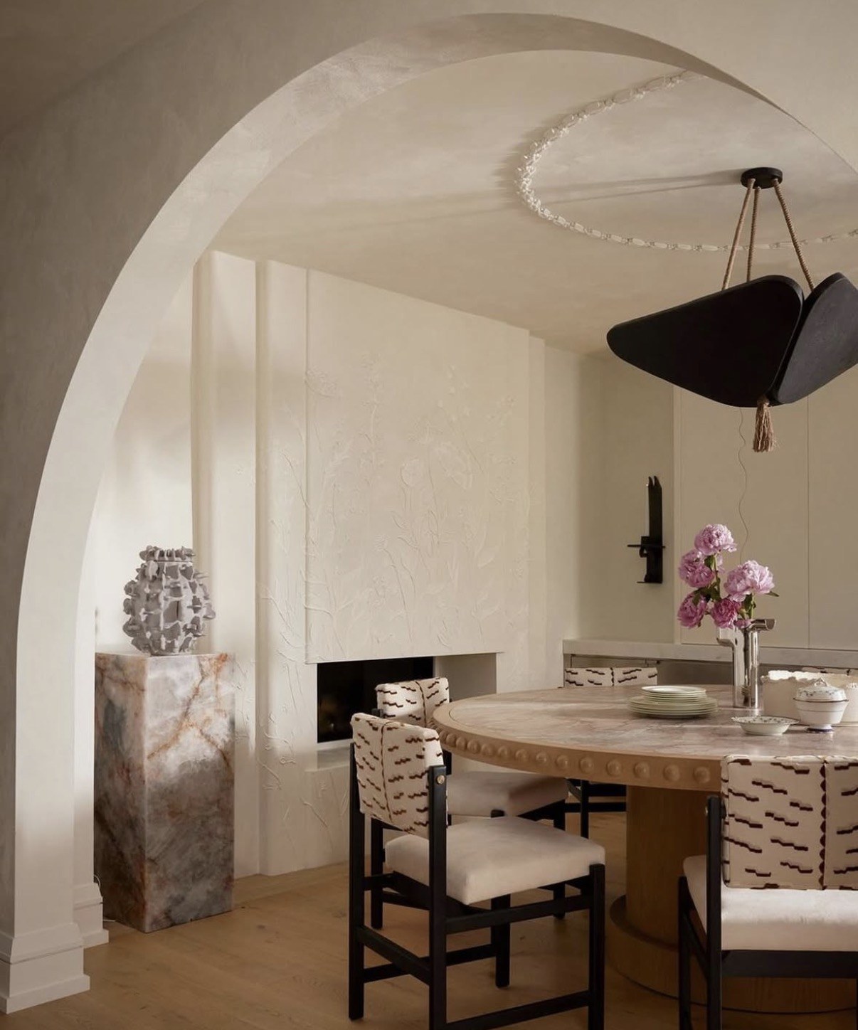 Arched plaster dining nook with custom millwork